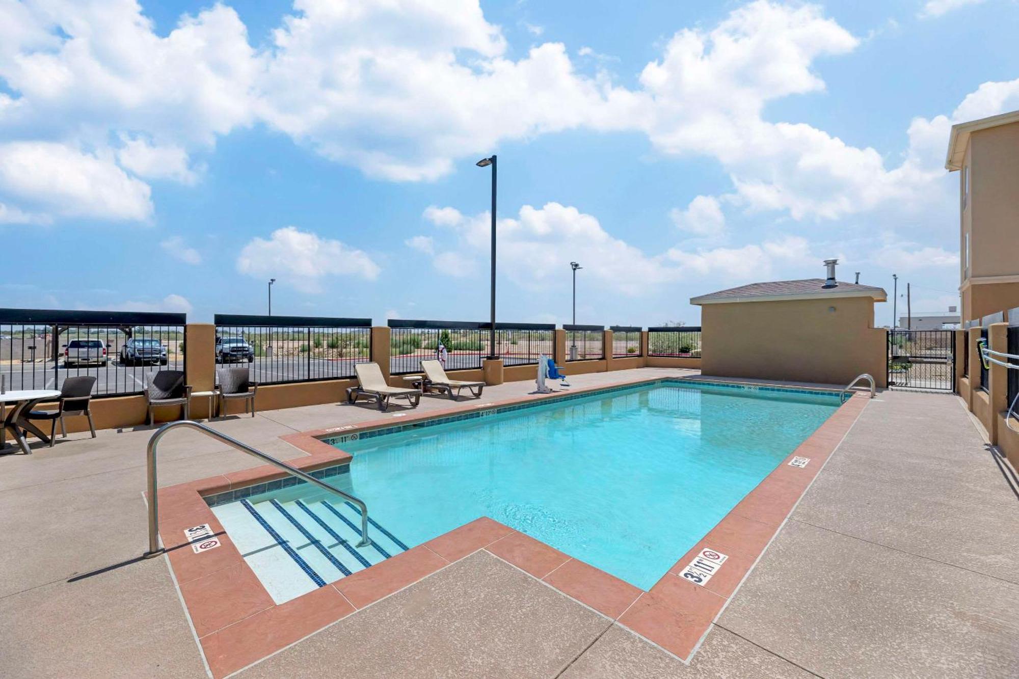 Quality Inn & Suites Carlsbad Caverns Area Exterior foto